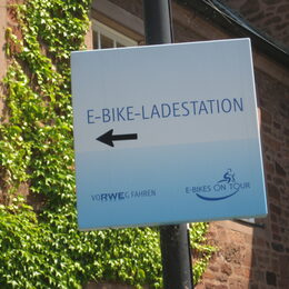 E-Bike-Ladestation Hinweisschild