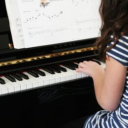 Ein Mädchen spielt am Piano